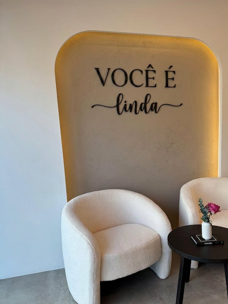 Letras LOWPOLI num espaço