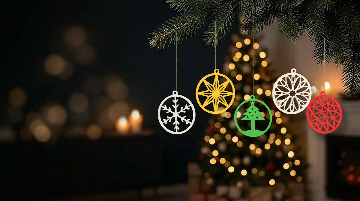 Bolas de Natal recortadas penduradas num ramo de pinheiro