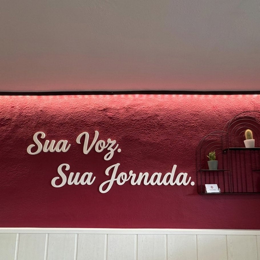 Letras LOWPOLI num espaço
