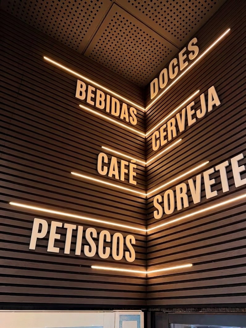 Letras LOWPOLI num espaço