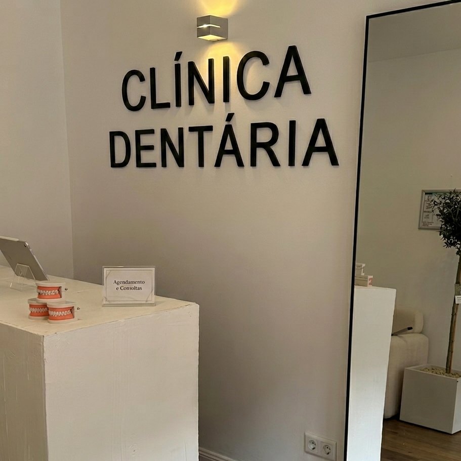 Letras LOWPOLI num espaço