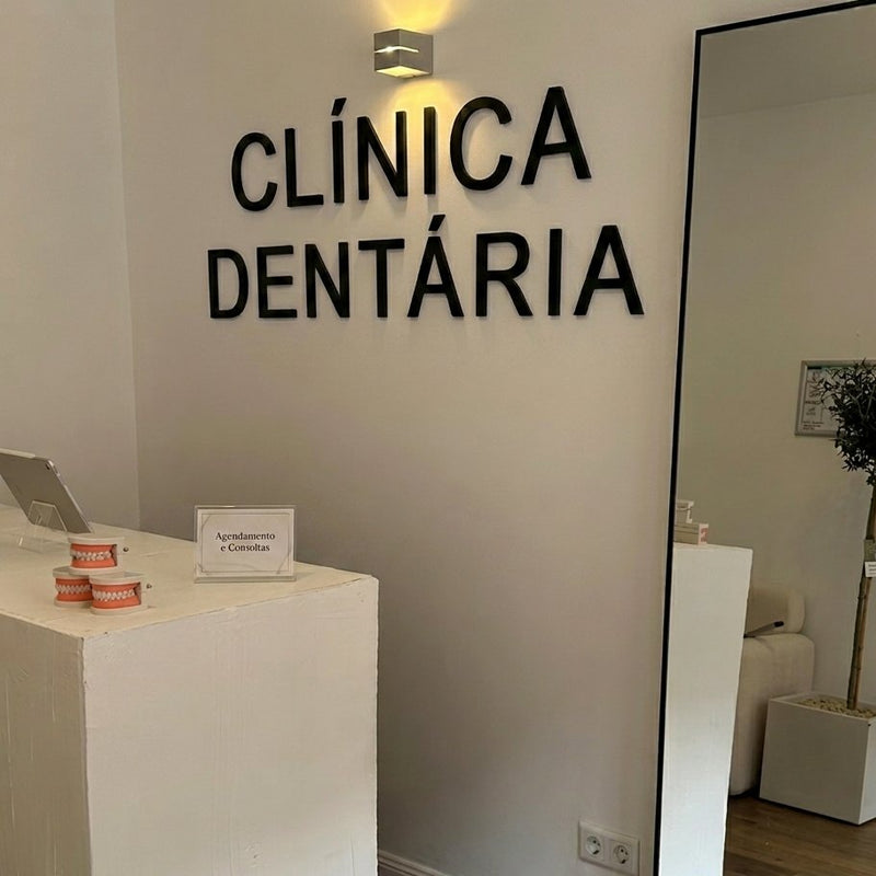 Letras LOWPOLI num espaço